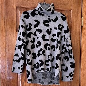Elegant Leopard Pattern Turtleneck Sweater - Black and Gray
